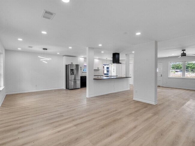 Building Photo - 16007 Diana Ln