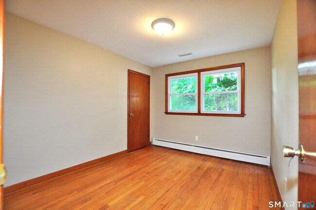 Building Photo - 84 Holcomb St
