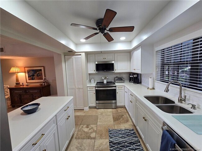 Building Photo - 316 NE Edgewater Dr