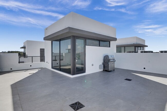 Building Photo - Gorgeous New Townhouse on the Beach