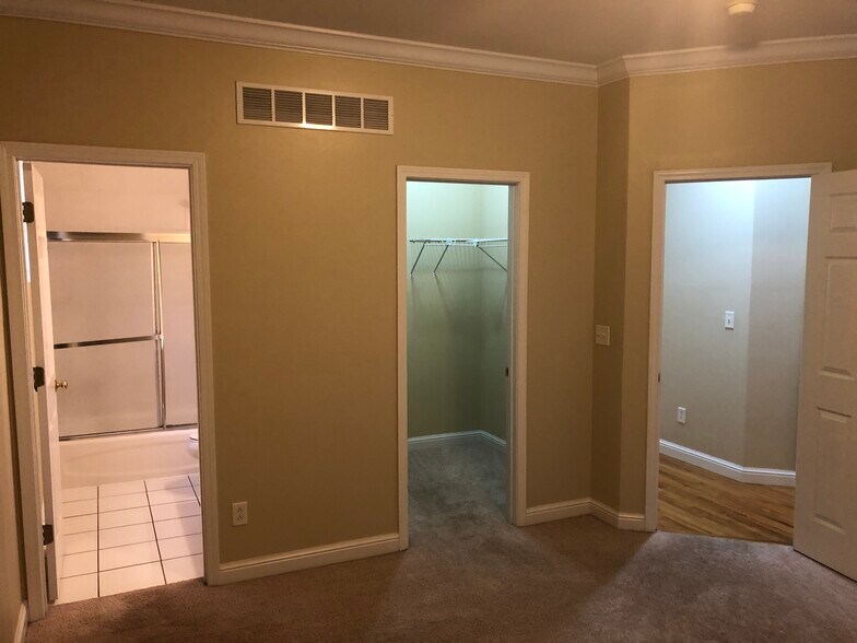 Building Photo - 7338 Amherst Ave