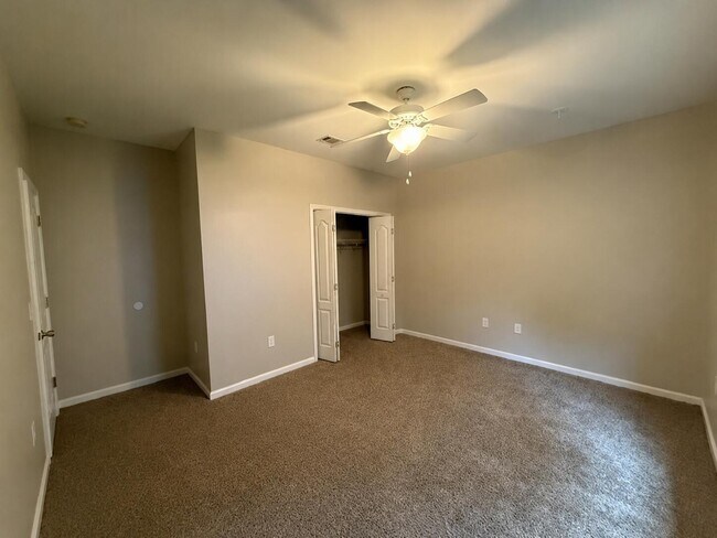Building Photo - 2457 Lakeview Dr S