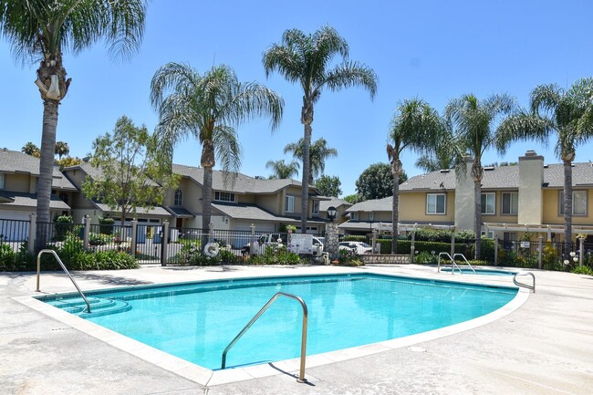 Building Photo - 3 Bedroom 2.5 Bath Hampton Court Condo Nea...