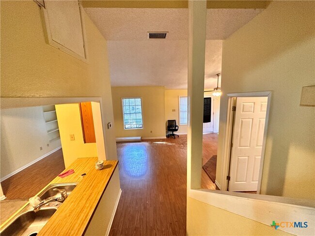 Building Photo - 899 Hillyer St