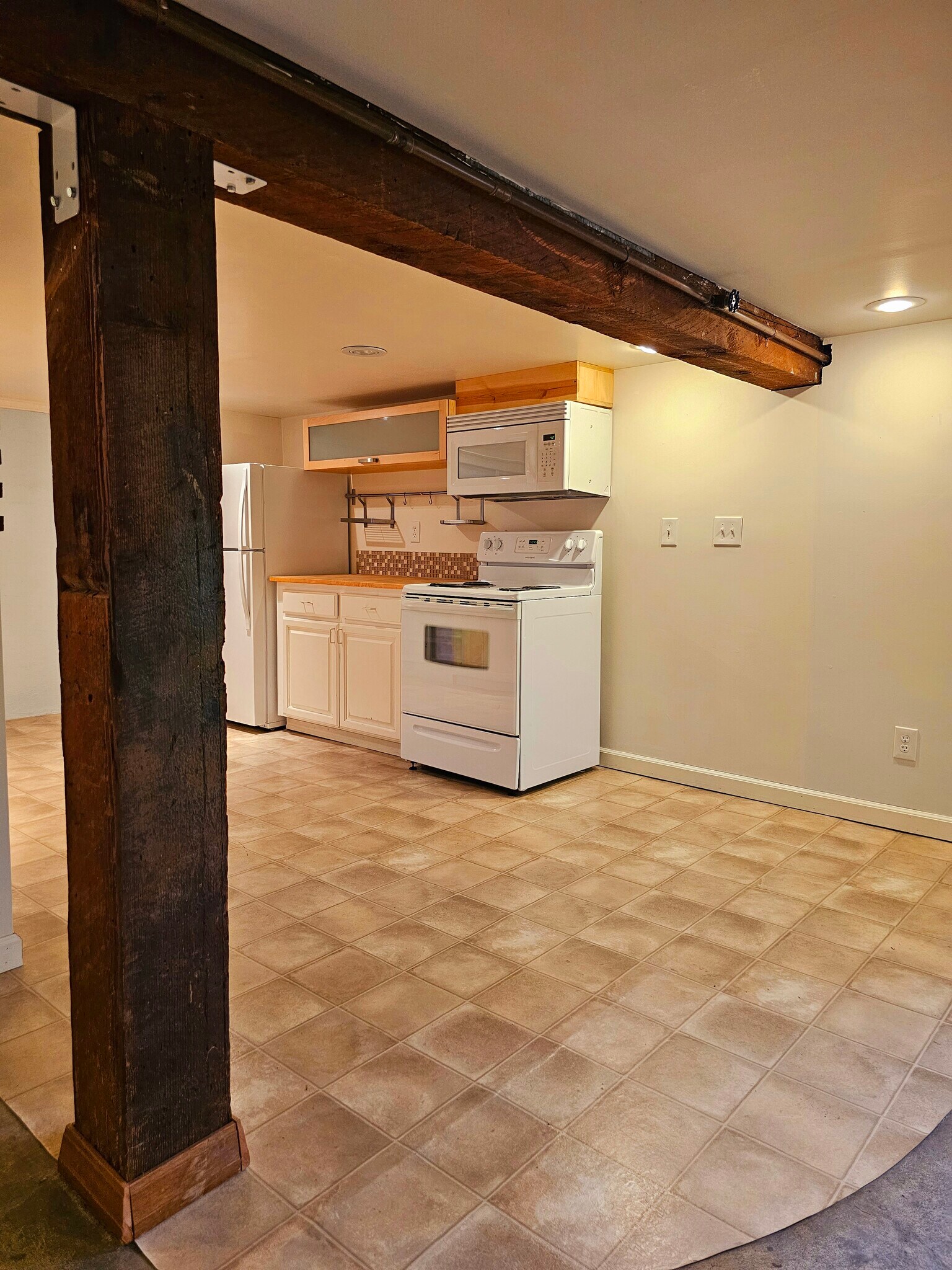 Building Photo - 309 NE Graham St