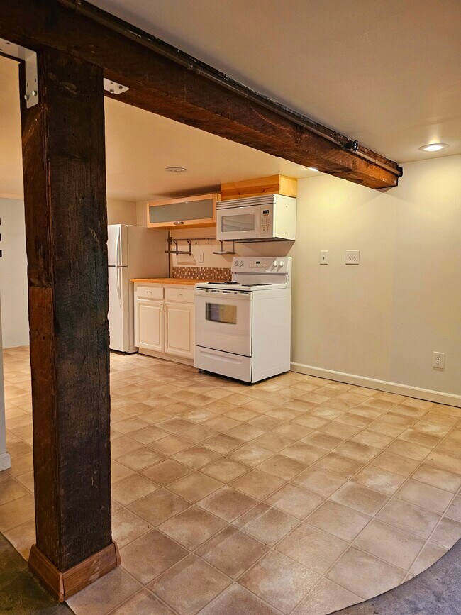 Building Photo - 309 NE Graham St