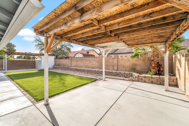 Building Photo - Spacious Single-Story Living with Oversized Lot and Dual Living Areas!