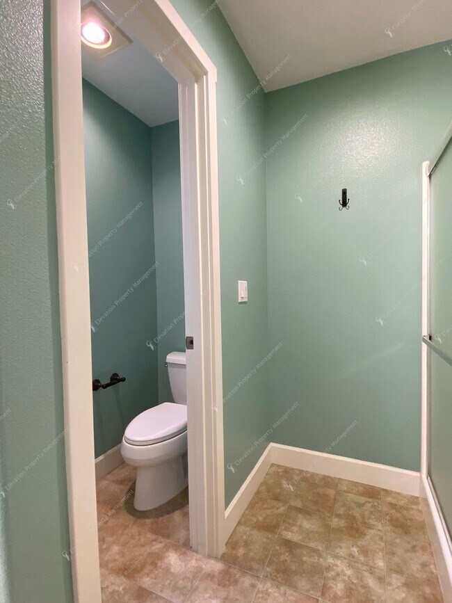 Building Photo - Single-level 3 BR-2BA Home in SE Bend