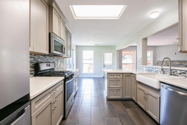 Building Photo - 112 Glade Bridge Ct