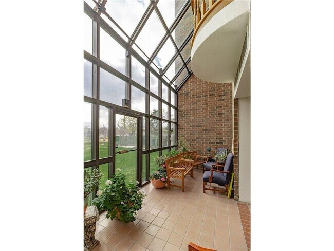 Building Photo - Spacious one-bedroom, one-bath condo in a fantastic St. Paul location!