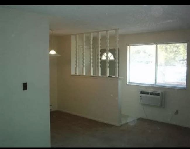 Building Photo - 2 Bedroom Apartment with Garage Available August 1st