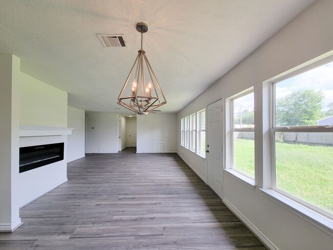 Building Photo - This fully renovated 3-bedroom, 2-bath home features a modern kitchen, large master suite with a ...