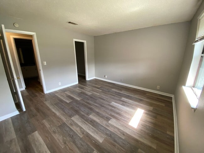 Building Photo - Lovely 1 bedroom condo in South Nashville! Private Balcony!