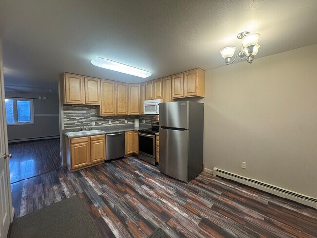 Building Photo - 2 story 3 bd 1.5 bath townhouse in Lavelle Estates!