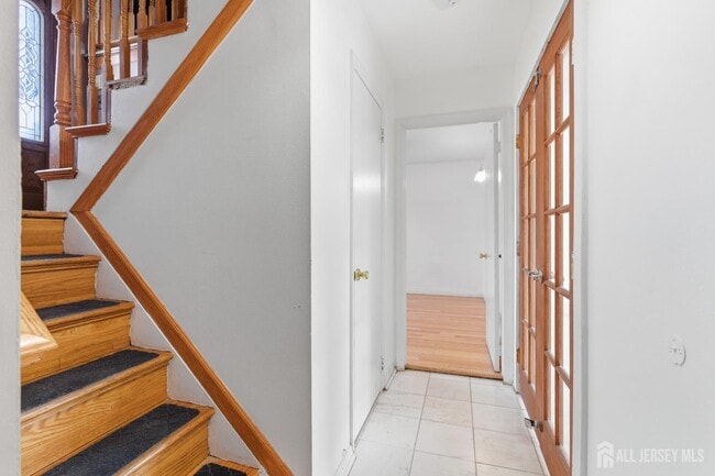 Building Photo - 6 Cherry St