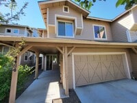 Building Photo - Beautiful, Pet Friendly, Multi-level, 2110 sqft, Luxury Townhouse w/A/C! 3 Bed, 2.5 Bath, + Loft ...