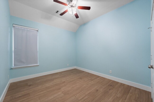 Building Photo - Spacious 5-Bedroom Retreat on Hidden Lake Court with Pool