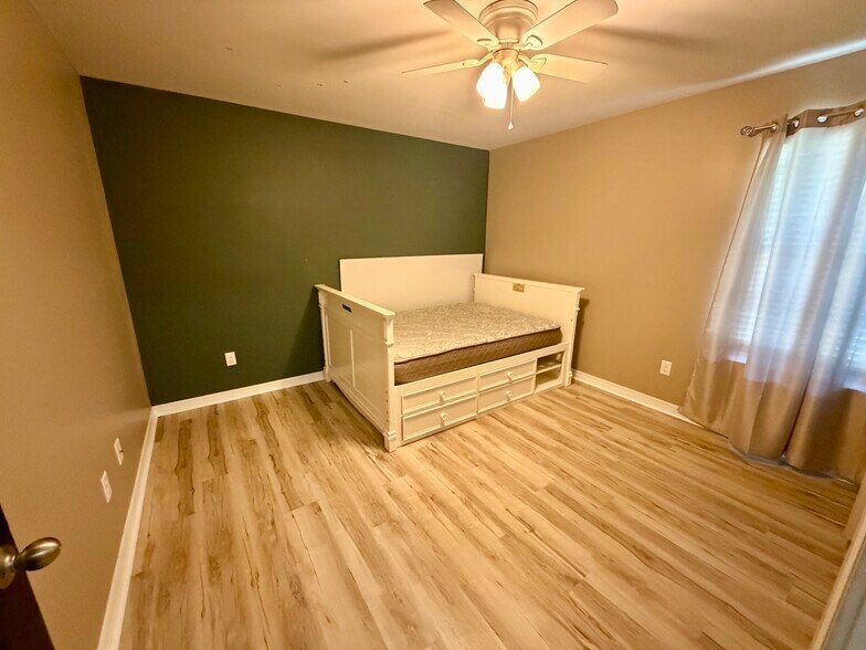 Building Photo - 500 Baywood Ct