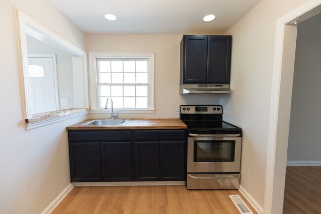 Building Photo - Updated 3 Bed 2 Bath Home in Greensboro