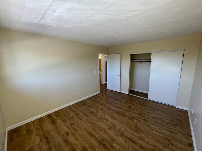 Building Photo - Sunny Upstairs Two Bedroom Unit with Large...
