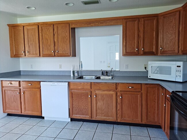 Building Photo - Available Mid-Nov! 3BR 2BA OFF RIVERSIDE D...