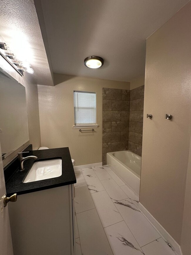 Building Photo - Beautifully updated 2 Bedroom duplex in PT