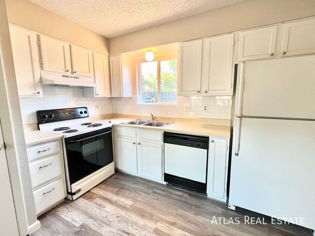 Building Photo - BEAUTIFUL AND SPACIOUS 2 BEDROOM 2 BATHROO...