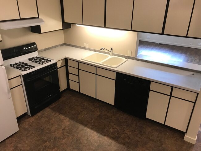 Building Photo - 811 S La Grange Rd