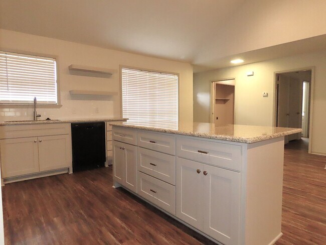 Building Photo - Remodeled in 2024! Gorgeous 3 Bdrm., 2 Bath Duplex in Whitehouse ISD!