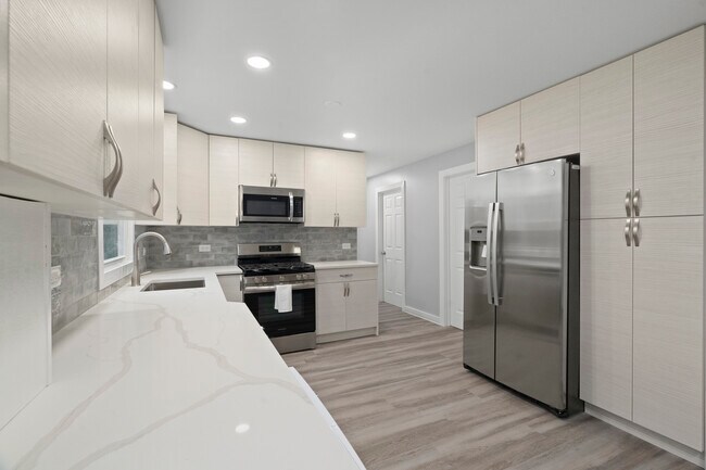 Building Photo - 821 E Lilly Ln