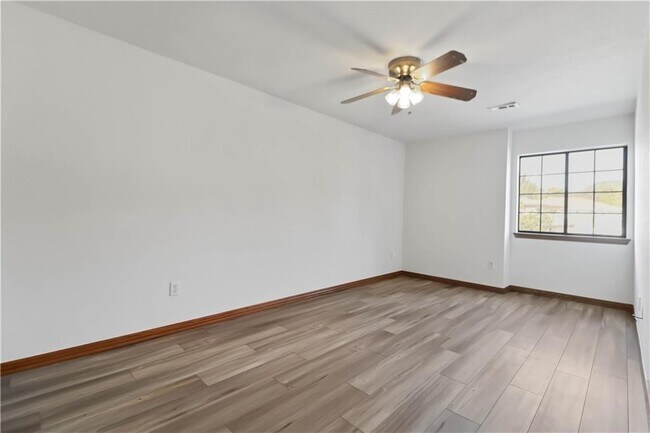 Building Photo - 2915 E Sterling Ct