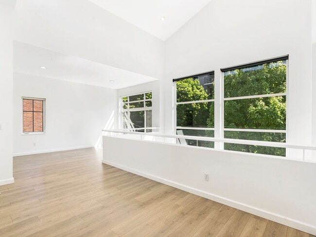 Building Photo - Fully renovated 2 level/2 bed/2 bath pearl...