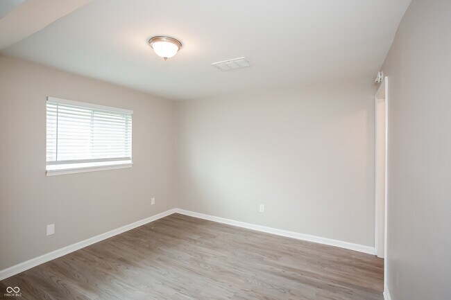 Building Photo - 607 Woods Crossing Dr