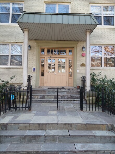 Building Photo - 1300 Taylor St NW