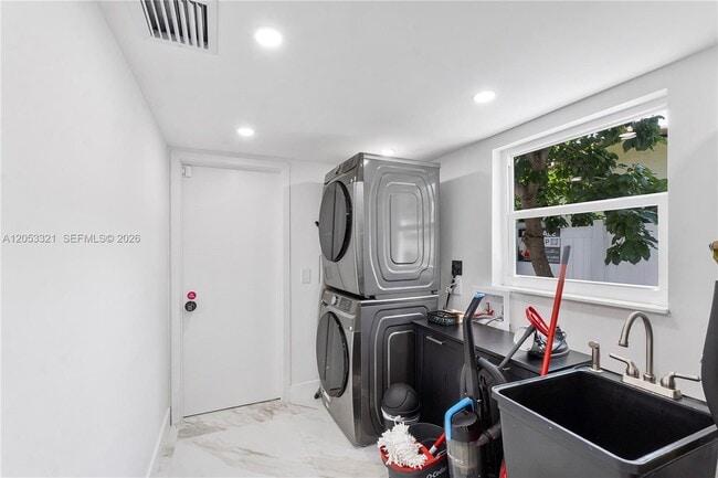 Building Photo - 3261 Seaward Dr