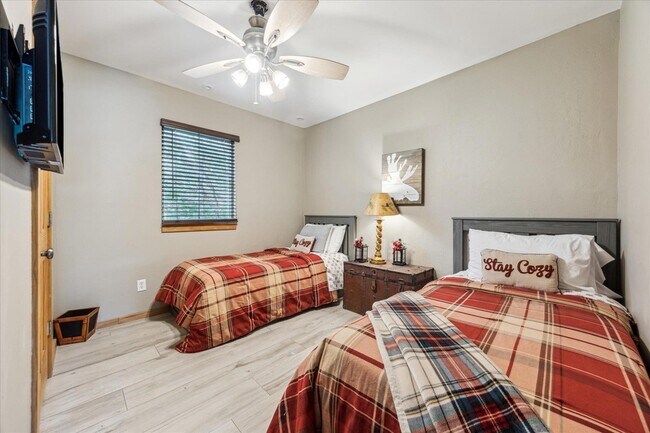Building Photo - 13801 Lakeview Dr