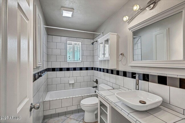 Building Photo - 721 E Vista Del Cerro Dr