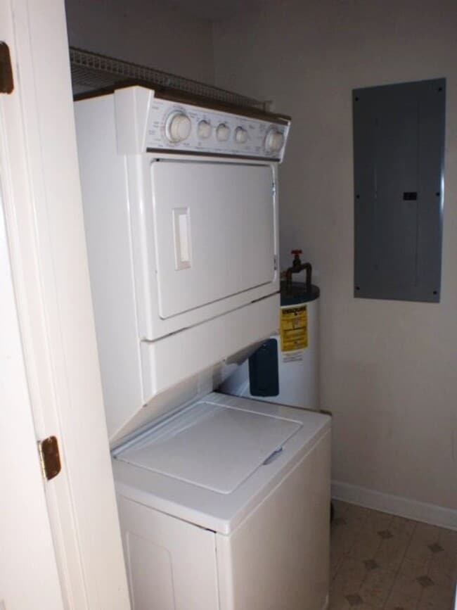 Building Photo - Spacious 2 bed 2 bath duplex, available soon!