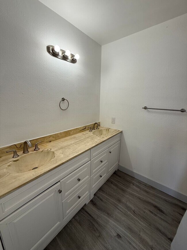 Building Photo - Beautifully Upgraded 4 Bedroom, 2 Bath! Do...