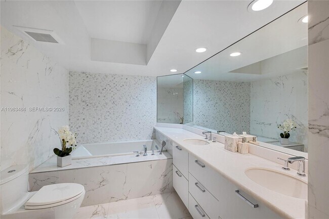 Building Photo - 16425 Collins Ave