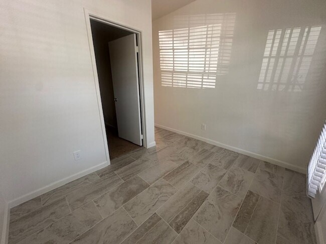 Building Photo - ELLIOT PLACE CONDOMINIUMS UPDATED/REMODELED GROUND FLOOR 1 BED PLUS DEN UNIT WITH 1 CAR GARAGE