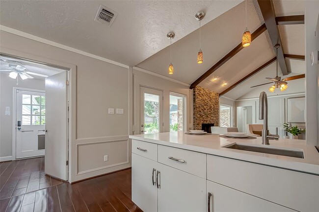 Building Photo - 10118 Briar Forest Dr