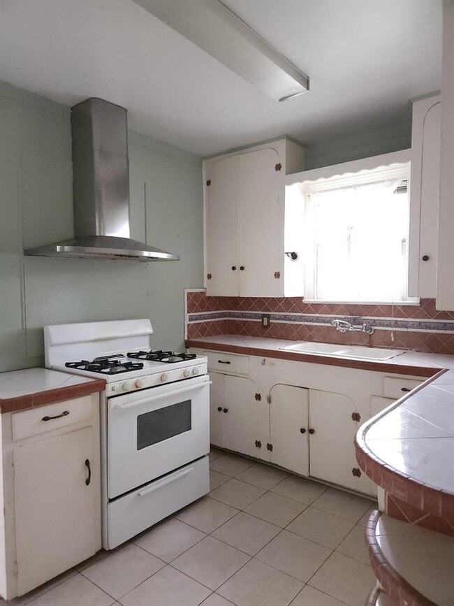 Building Photo - 910 E 13th St