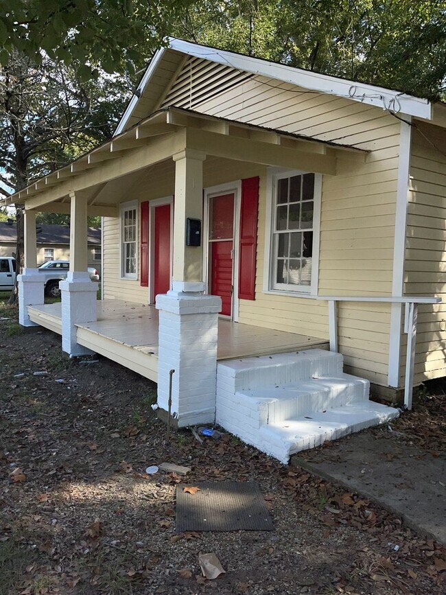 Building Photo - 3160 Wyandotte St