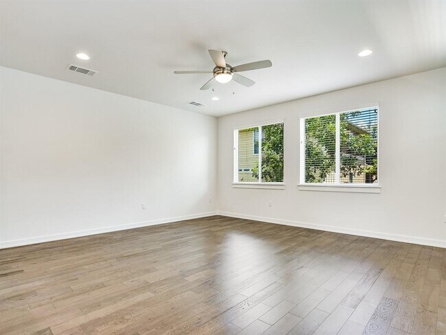 Building Photo - 6800 Menchaca Rd