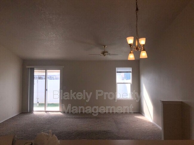 Building Photo - 533 N Grove Way