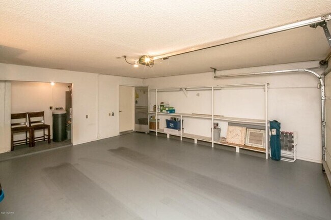 Building Photo - Charming Golf Course Condo for Rent – Residential Estates