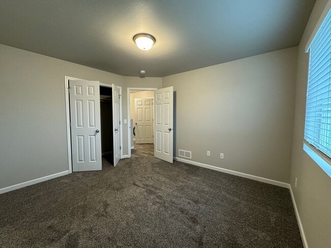 Building Photo - Townhome 2 Blocks from Legacy High School!