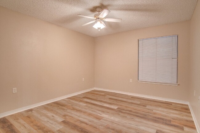 Building Photo - Adorable Updated 2BR Cottage-Style Townhom...