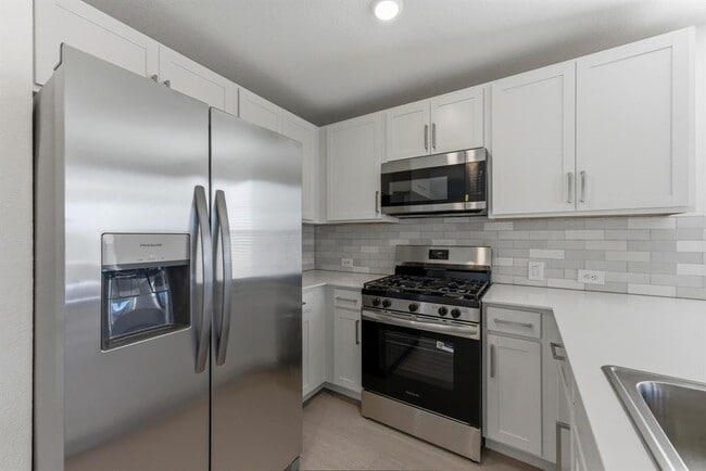 Building Photo - 385 Keefer